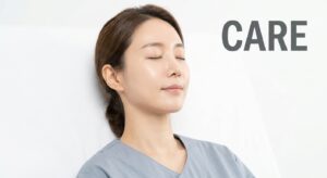 시술 후 편안하게 휴식을 취하는 여성의 모습